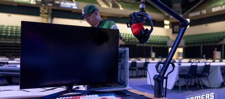 Person setting up their gaming and streaming pc at 幸运5体彩澳洲五分钟开奖结果 Gamers For Giving LAN